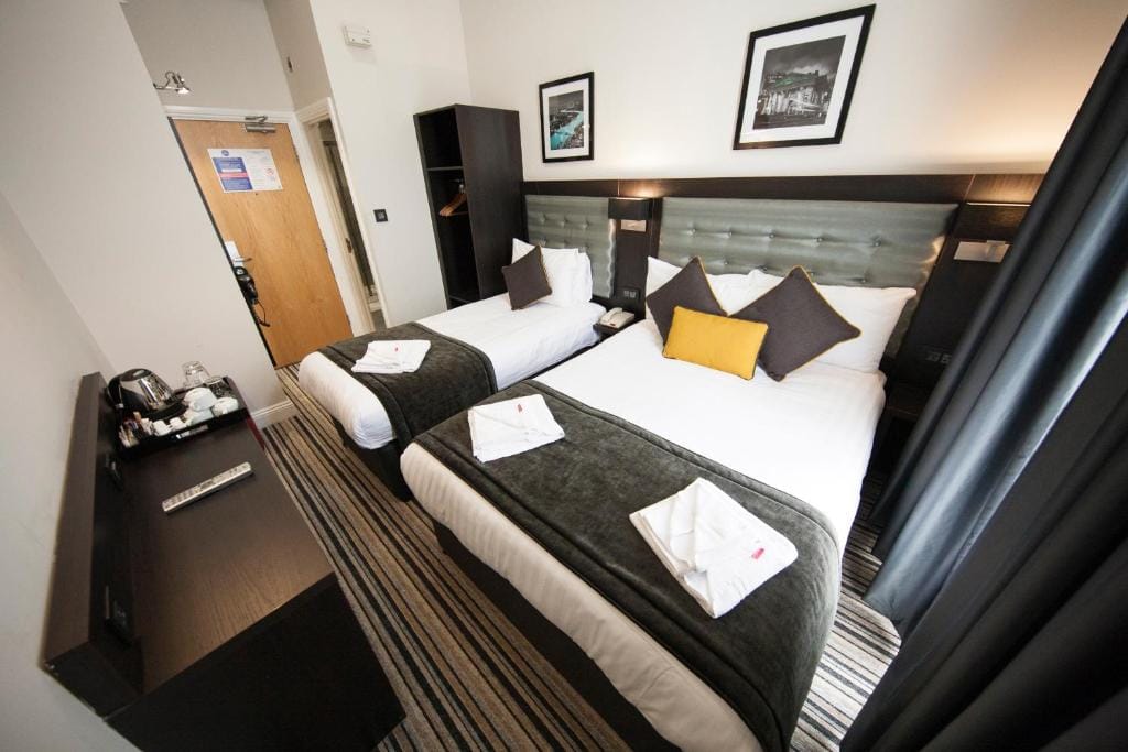 A triple room with one double bed and one single bed side by side