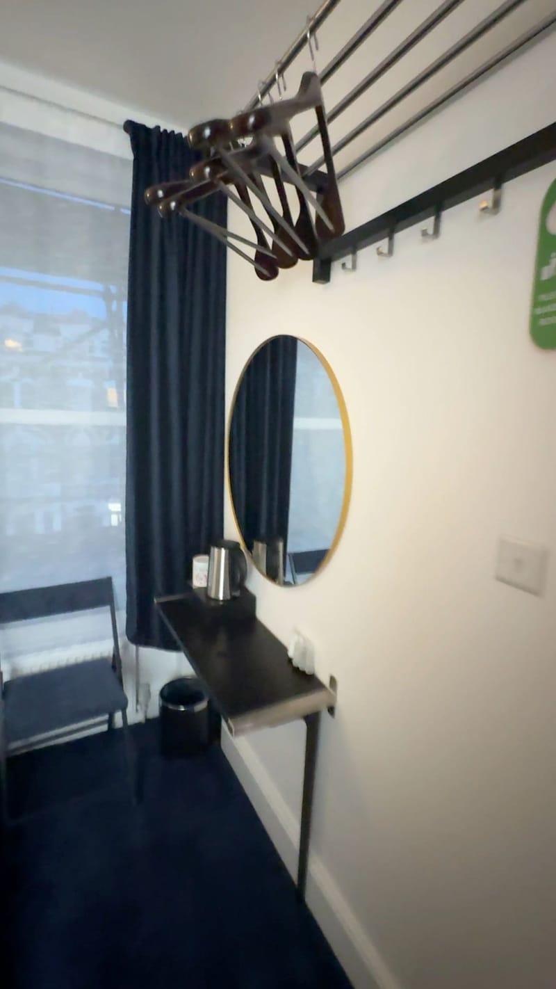 Economy Double — hanging rail, mirror and desk
