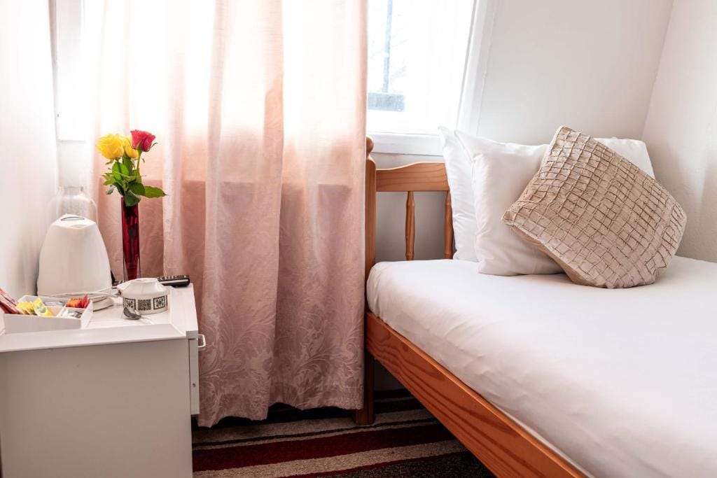 Single Ensuite Room at Lancaster Court Hotel