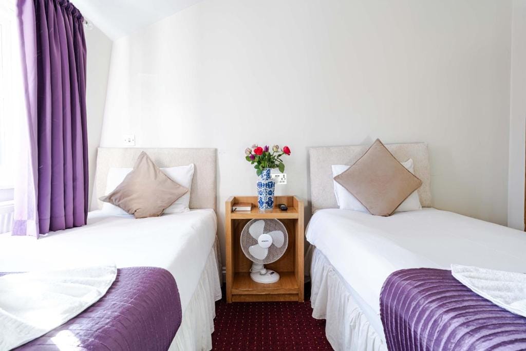 Twin Ensuite Room at Lancaster Court Hotel