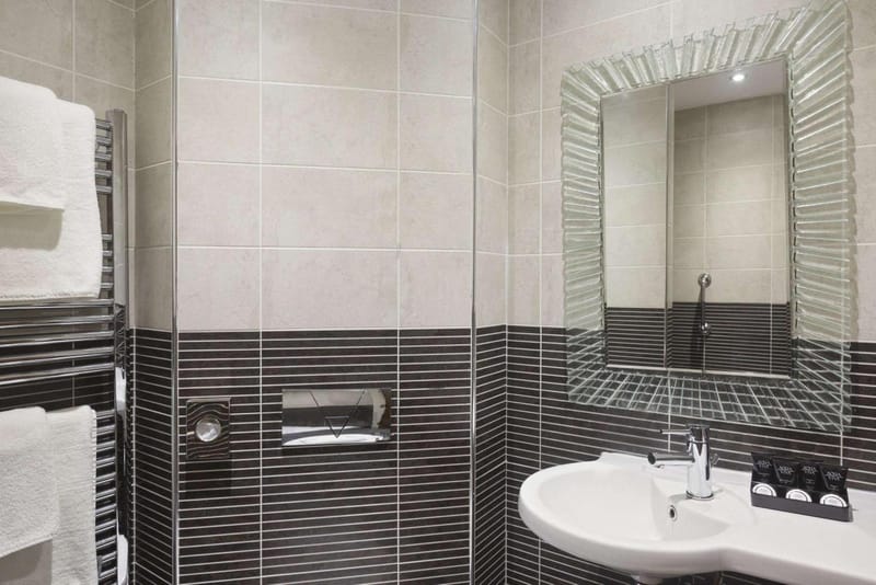 En-suite basin and mirror