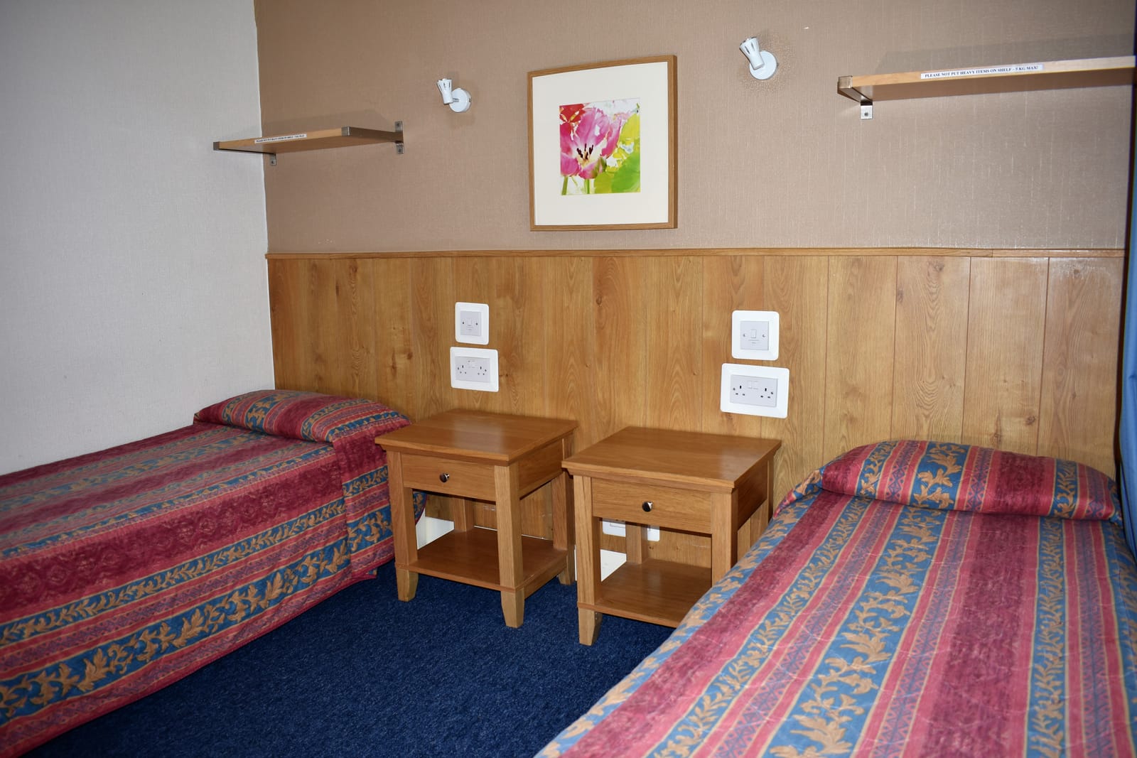 Twin room with shared bathroom — two single beds