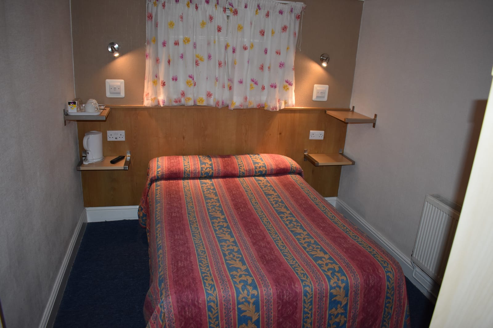 Double room with shared bathroom
