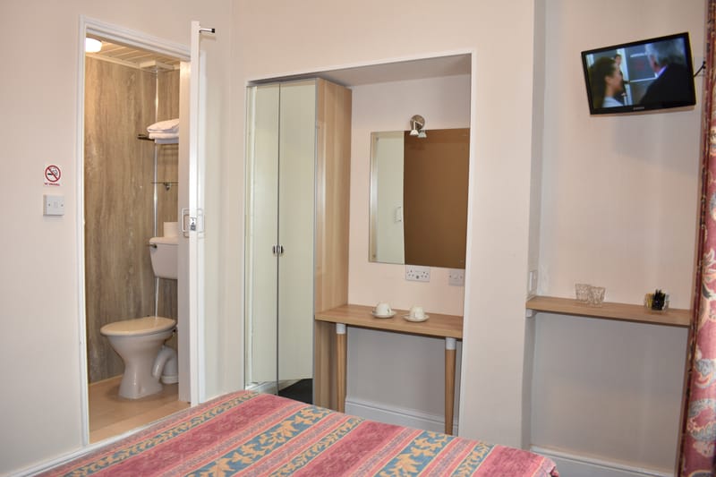 Double room with its own bathroom — shower room through the door