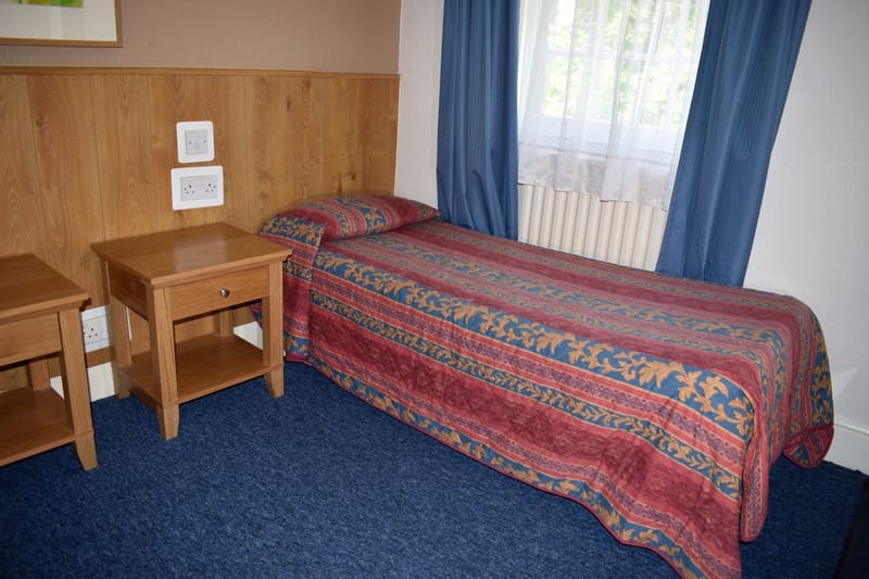 Twin room with shared bathroom — window