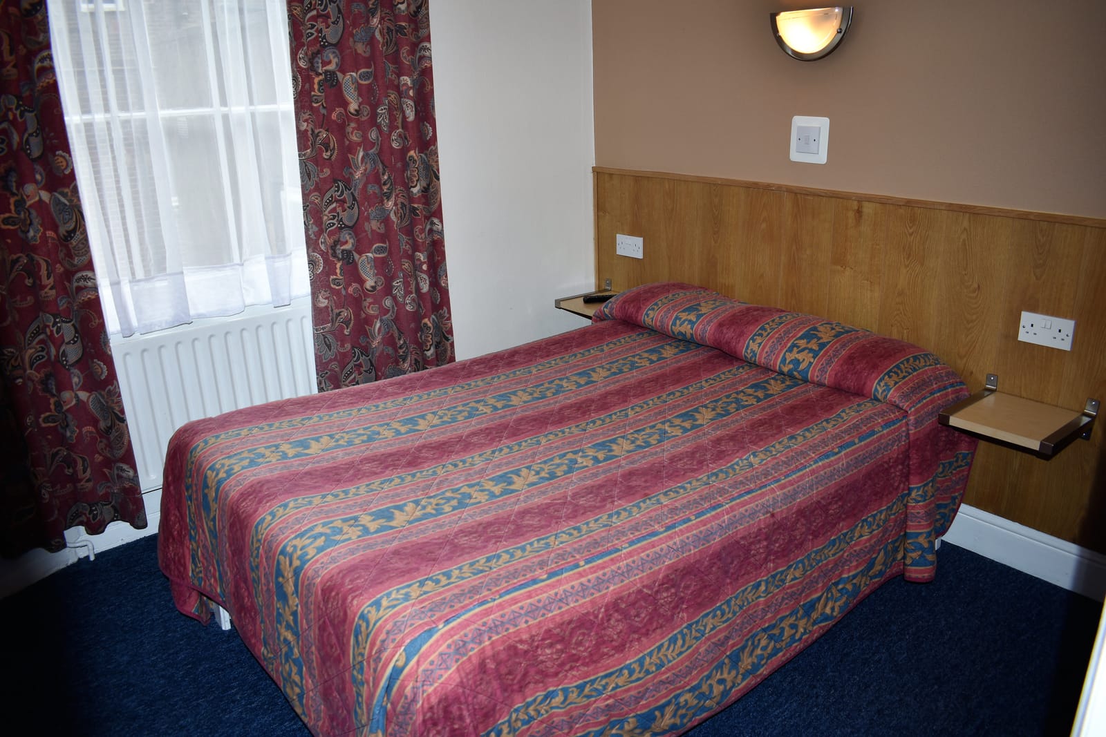 Double room with its own bathroom — window