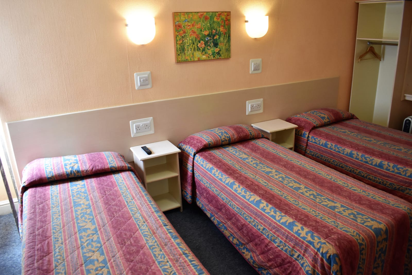 Triple room with shared bathroom — three single beds