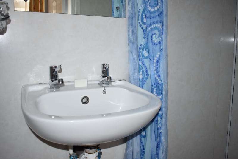 Single en-suite bathroom — washbasin and shower