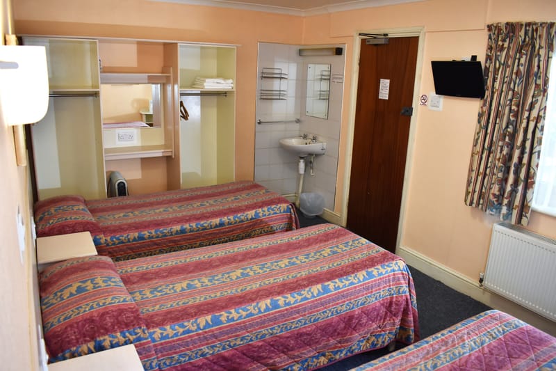 Triple room with shared bathroom — washbasin