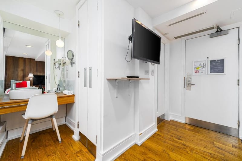 Washbasin, mirror and television in a Standard Double Room