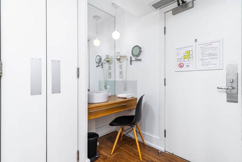 The washbasin, mirror and desk in a Luxury Twin Room