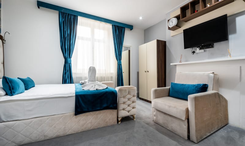 Triple Room with a double bed, a single bed and an armchair