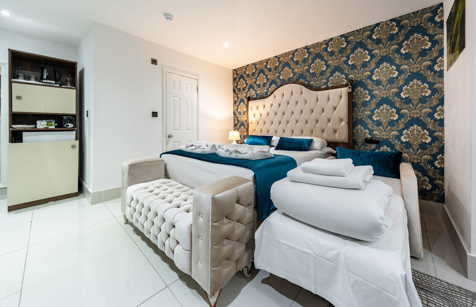 Triple Room with a double bed and a single bed