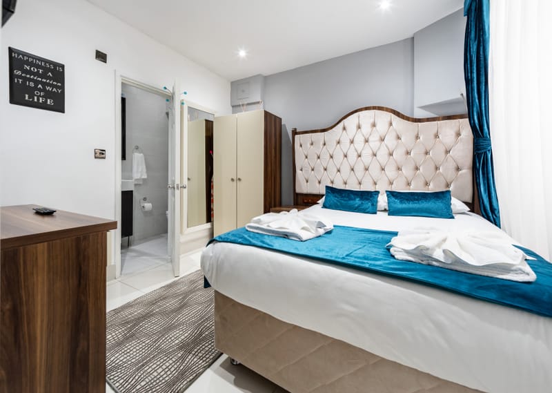 Double Room with one double bed, a buttoned headboard and a private bathroom
