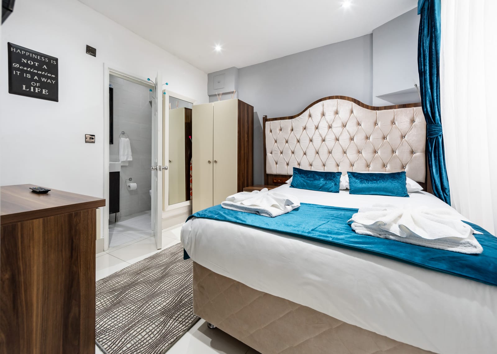 Double Room with one double bed, a buttoned headboard and a private bathroom